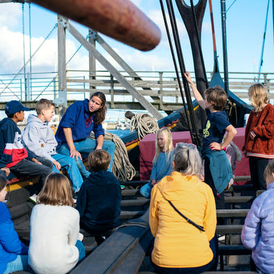 Elever får undervisning på Vikingeskibsmuseet i Roskilde