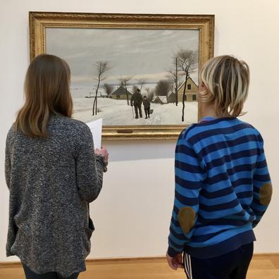 Unge ser på kunst på Fuglsang Kunstmuseum